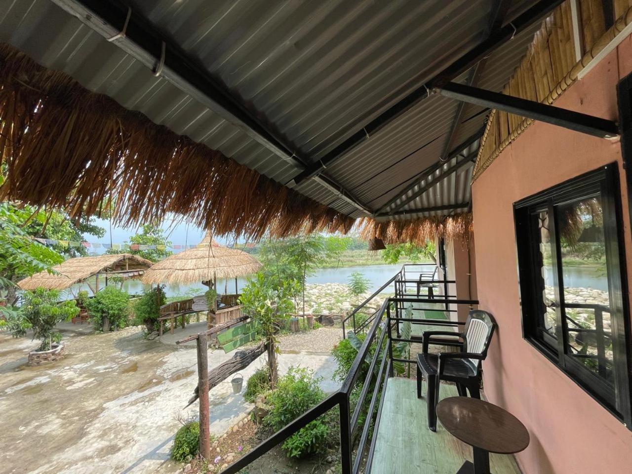 Bamby Chilling House - Feel The Nature Sauraha Exteriör bild
