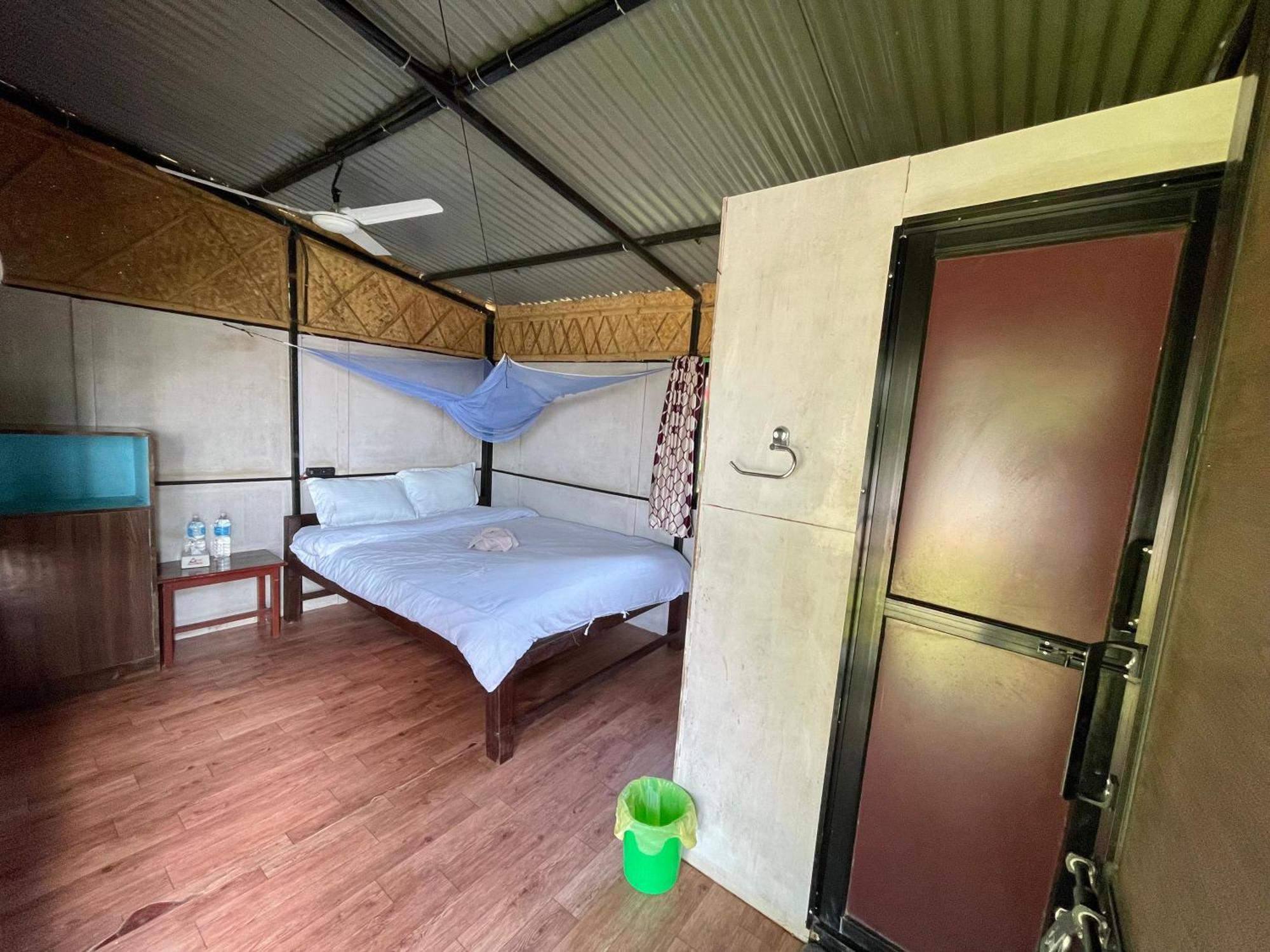 Bamby Chilling House - Feel The Nature Sauraha Exteriör bild
