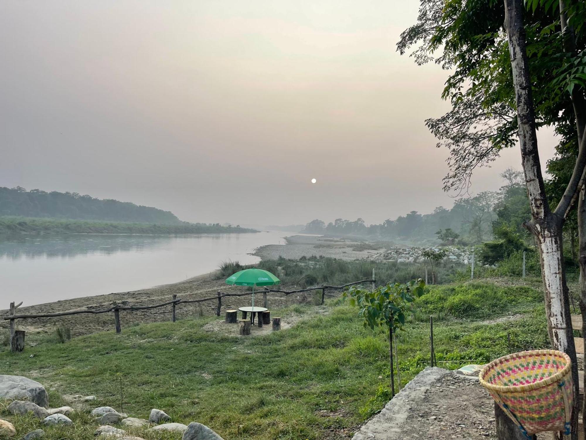 Bamby Chilling House - Feel The Nature Sauraha Exteriör bild