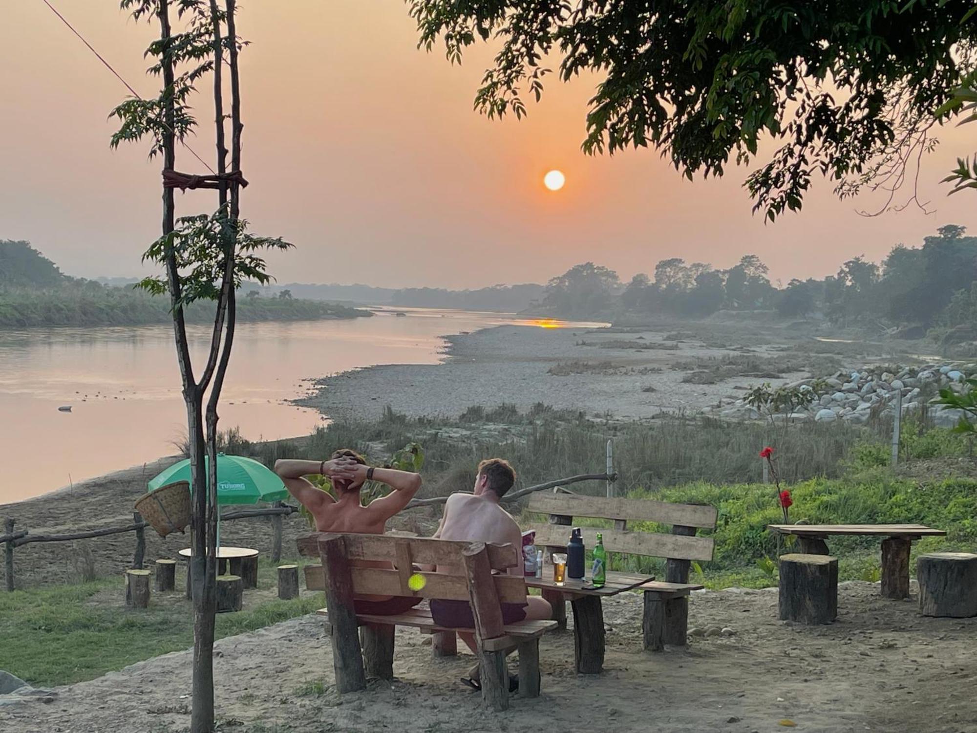 Bamby Chilling House - Feel The Nature Sauraha Exteriör bild