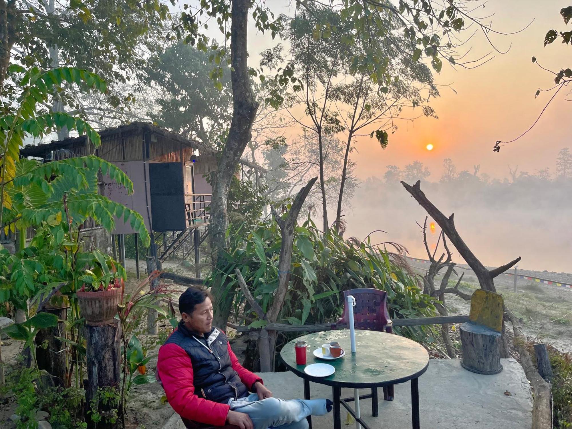 Bamby Chilling House - Feel The Nature Sauraha Exteriör bild