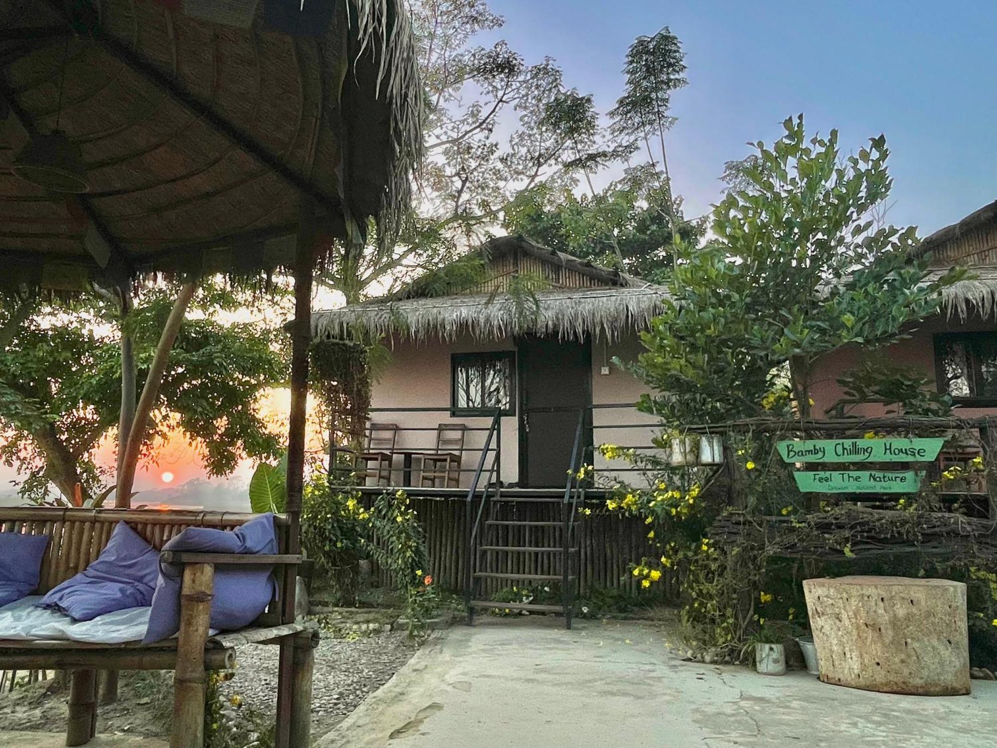 Bamby Chilling House - Feel The Nature Sauraha Exteriör bild
